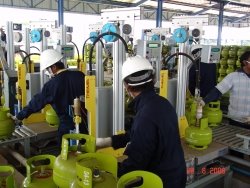 pengisian tabung LPG pengisian tabung LPG